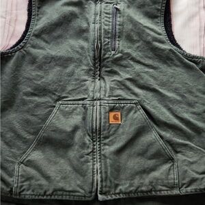 Carhartt Men's Vest is green with black very good condition.